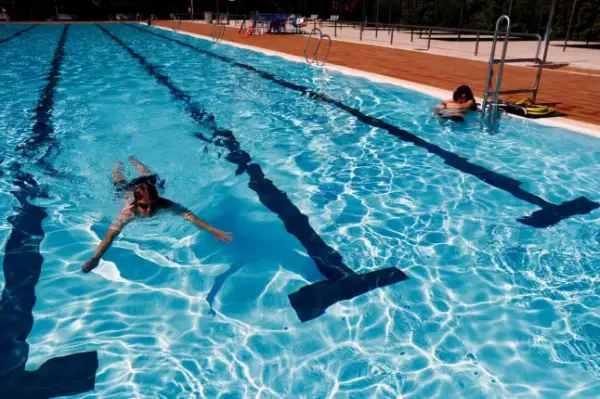 People keep safety distance after Madrid public pools reopened, following the coronavirus disease (COVID-19) outbreak, at Vicente del Bosque swimming pool in Madrid, Spain July 1, 2020. REUTERS/Susana Vera