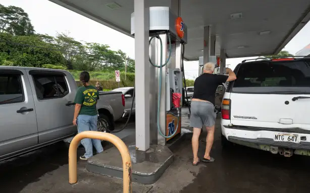Жителі заправляють автомобілі бензином напередодні прибуття тропічного шторму 