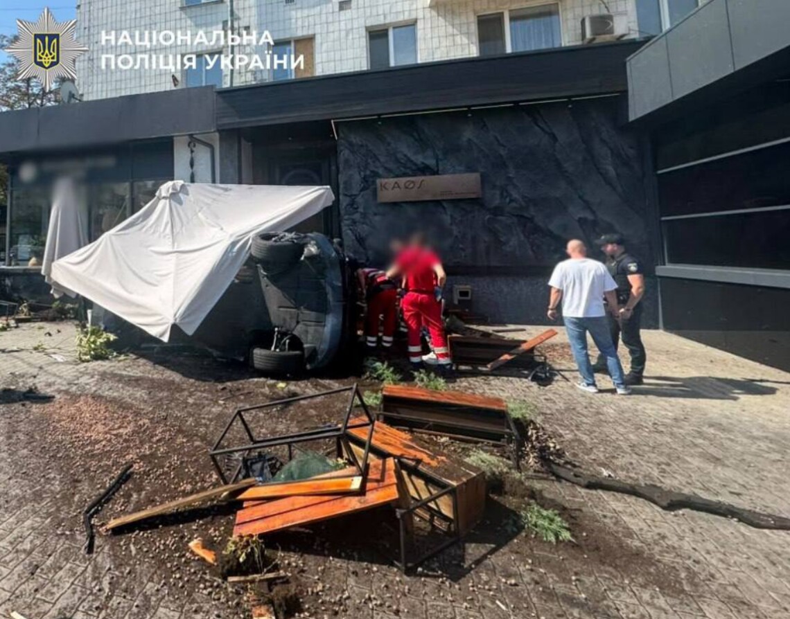 У Києві на Великій Васильківській водії двох автівок марки BMW зіштовхнулись, після чого одна з машин в’їхала у літній майданчик ресторану.