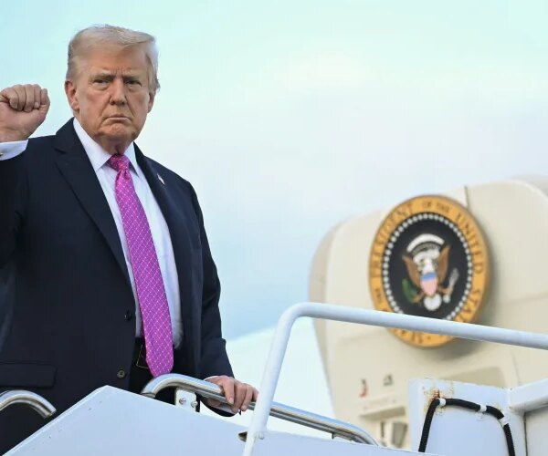 Трампа вивезли з Туреччини вантажівкою для кейтерингу та секретним літаком