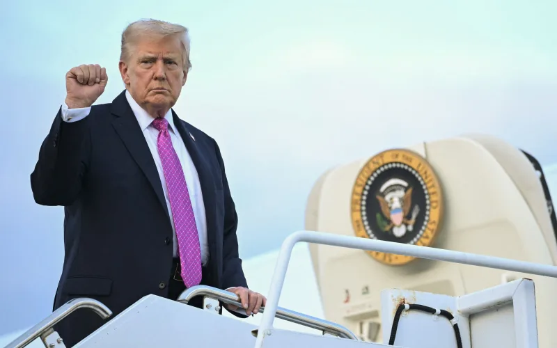 Президент США Дональд Трамп піднімає кулак, сідаючи на борт Air Force One 14 вересня 2025 року.