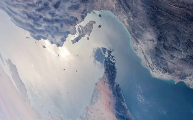 Ця фотографія, надана NASA та зроблена 8 квітня 2021 року екіпажем Expedition 64 з Міжнародної космічної станції, показує вид на Ормузьку протоку в Перській затоці, що розділяє Іран (вгорі) та Об'єднані Арабські Емірати та Оман (внизу).