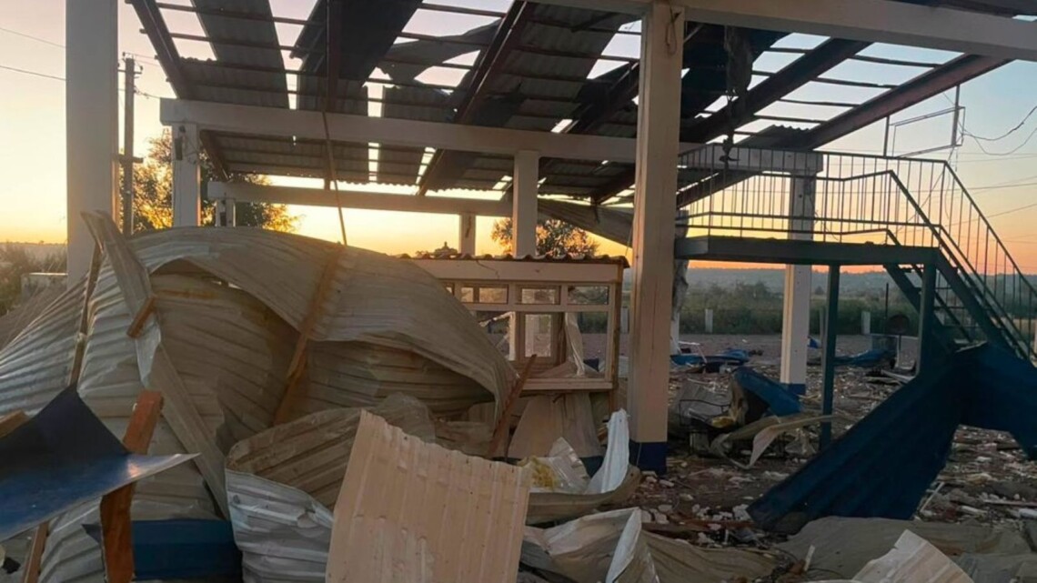 У ніч на 21 серпня російські дрони атакували Болградський та Ізмаїльський райони Одеської області. Пошкоджено пункт пропуску Табаки.