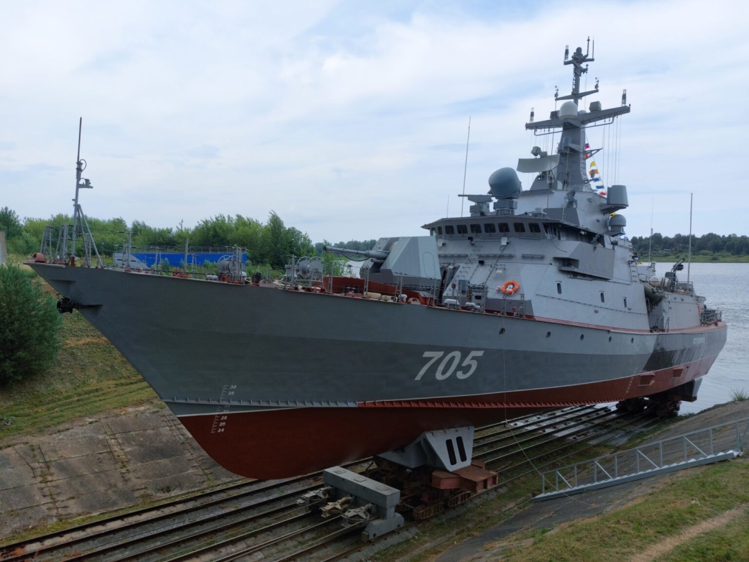 Той самий ракетний катер «Ступинець» проєкту 12418 «Молнія» з бортовим номером 705 під час спуску на воду.