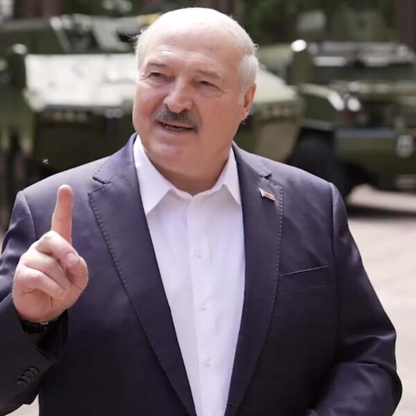 Лукашенко лицемірно побажав українцям “миру та щастя” у День незалежності