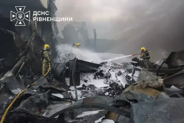 На Рівненщині загасили пожежу на заводі пінопласту, оцінюють забруднення повітря