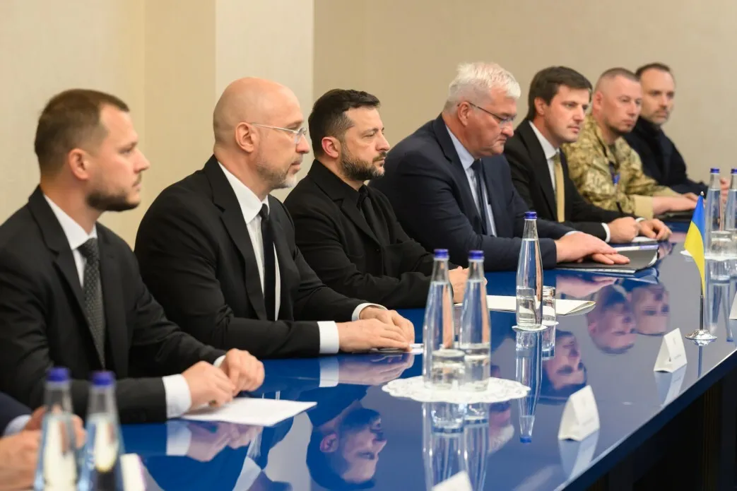 Володимир Зеленський та представники української сторони під час зустрічі в Кишиневі.