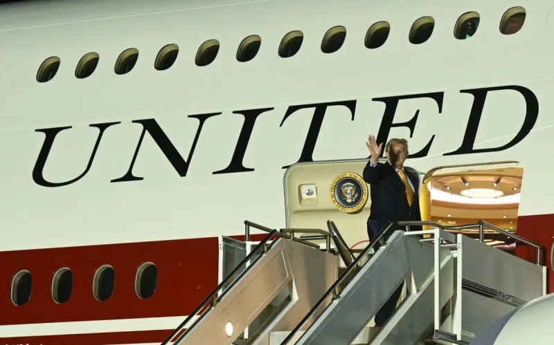 Президент США Дональд Трамп махає рукою, сідаючи на новий Air Force One після зміни літака в Королівських ВПС (RAF) Мілденхолл у Мілденхоллі, східна Англія, 8 липня 2026 року, перед продовженням подорожі до Сполучених Штатів. Трамп повертається з саміту НАТО в Туреччині. (Фото SAUL LOEB / AFP)