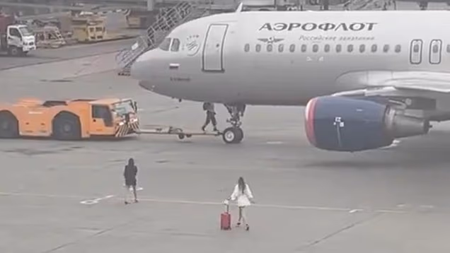 Дві жінки намагаються потрапити на рейс, що вже відправляється, у московському аеропорту Шереметьєво.
