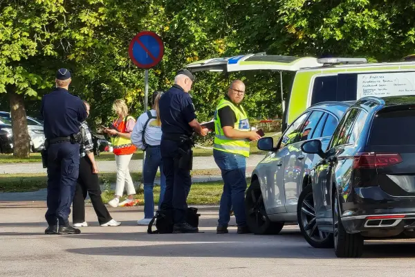 Правоохоронці працюють на місці події у школі Фагерсти, Швеція, 21 серпня 2026 року. REUTERS/Philip O???Connor