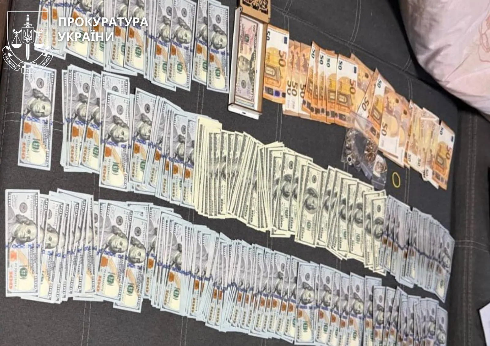 Під час обшуків вилучили понад $51 тис. і 2,1 тис. євро