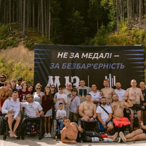 Олександр Терен і ветерани провели символічний заплив з човнами, відзначивши річницю вторгнення