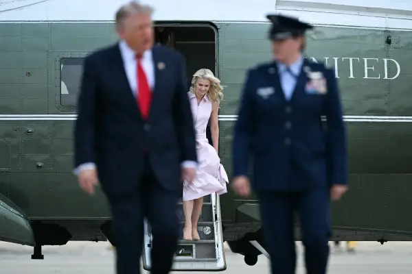 Наталі Харп, помічниця президента США Дональда Трампа, сходить з Marine One, коли президент Трамп іде до Air Force One на спільній базі Ендрюс, Меріленд, 27 липня 2026 року. Трамп прямує до Мілфорда, штат Мічиган, щоб виступити з промовою на випробувальному полігоні General Motors Milford Proving Ground. (Фото: Brendan SMIALOWSKI / AFP через Getty Images)