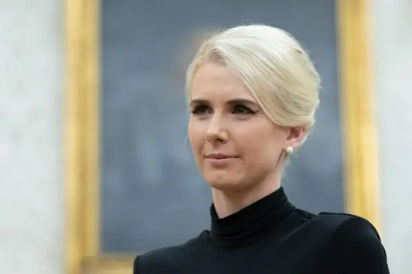 Наталі Харп, виконавчий помічник президента США Дональда Трампа, під час підписання виконавчого указу в Овальному кабінеті Білого дому у Вашингтоні, округ Колумбія, США, у вівторок, 31 березня 2026 року. Президент Дональд Трамп у вівторок підписав виконавчий указ, спрямований на ускладнення голосування поштою для виборців, загострюючи свою давню кампанію проти практики, якою користуються мільйони американців. Фотограф: Aaron Schwartz/CNP/Bloomberg через Getty Images