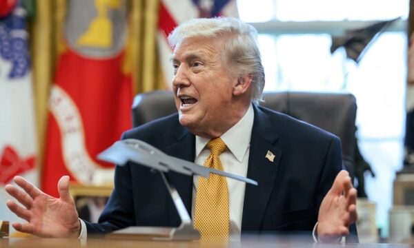 Трамп просить Верховний суд дозволити звести бальну залу Білого дому