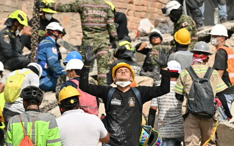 Рятувальник реагує, шукаючи постраждалих серед уламків зруйнованої будівлі після землетрусу в Перейрі, Колумбія, 12 серпня 2026 року. Рятувальники, солдати та волонтери шукали в зруйнованих багатоквартирних будинках та офісних будівлях на заході Колумбії, поспішаючи знайти тих, хто вижив, після того, як найсильніший землетрус у Колумбії за останнє століття забрав життя щонайменше 239 людей і залишив багатьох без даху над головою 10 серпня 2026 року. За даними міської влади, землетрус магнітудою 7,4 поранив понад 1670 людей. (Фото: Луїс Акоста / AFP)