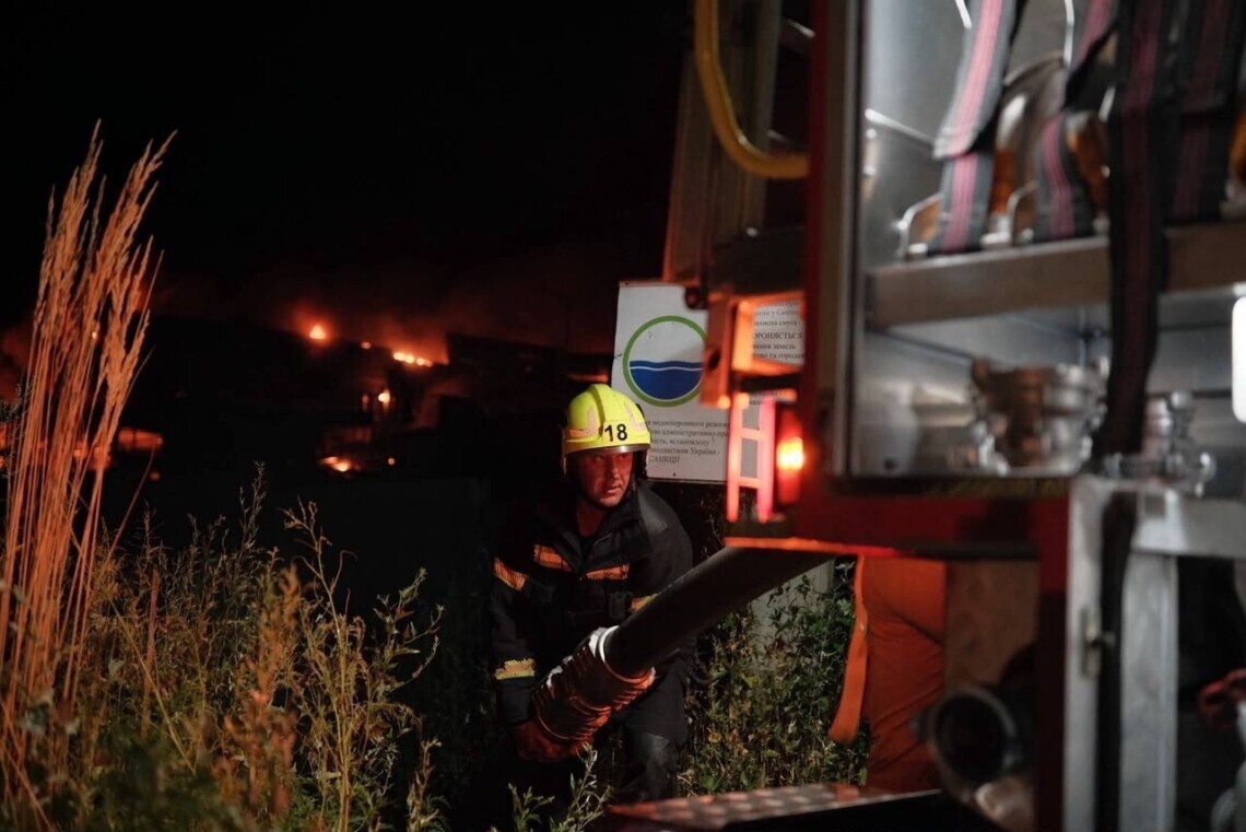 У Києві після ракетної атаки зафіксували пошкодження у Солом’янському, Святошинському та Дарницькому районах. Пошкоджені житловий будинок і дитяча лікарня, під завалами можуть бути люди.