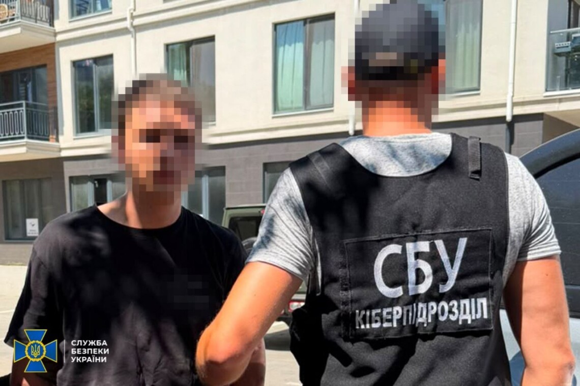 Військовослужбовець ЗСУ збирав для російської спецслужби координати українських військових та фотографував місця базування Сил оборони.