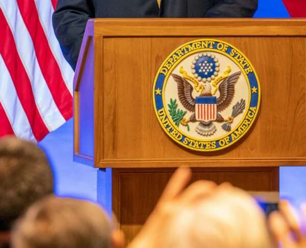 Держдеп США радить громадянам утриматися від поїздок в Україну через війну та протести
