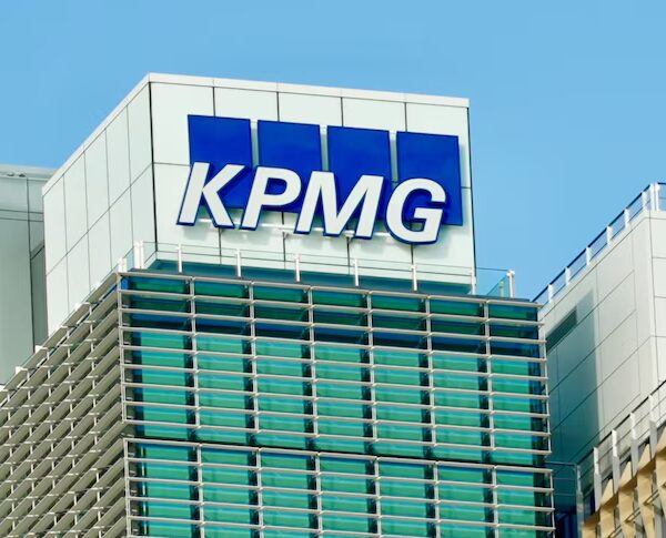 KPMG втрачає мільйонні контракти, але не досягла дна