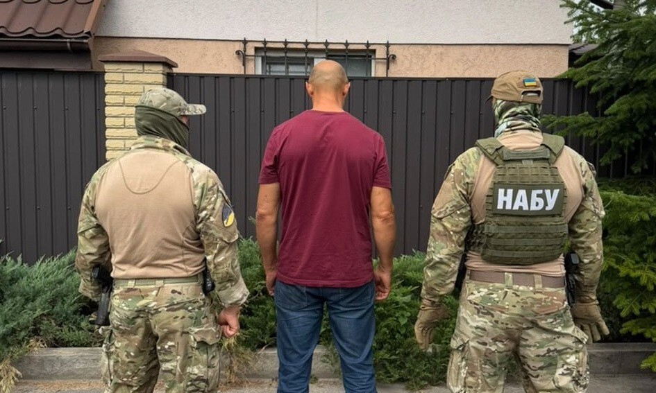 НАБУ і САП затримали двох військових, які, за даними слідства, вимагали майже 4,5 млн грн за безперешкодне прийняття засобів РЕБ для військової частини.