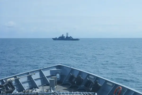 Військові кораблі та гелікоптери Королівського флоту провели 21 день, спостерігаючи за російською активністю у водах Великої Британії та Північній Атлантиці протягом липня. Це на 25% більше, ніж минулого року, свідчать нові дані. Кораблі HMS Somerset, HMS Tyne, HMS Mersey та HMS Severn, а також гелікоптери Wildcat з 815-ї морської авіаційної ескадрильї та протичовнові літаки Merlin, були відправлені для відстеження рухів військових кораблів і підводних човнів протягом липня. Російський фрегат РФС «Неустрашимий» неодноразово проходив через зону відповідальності Великої Британії, супроводжуючи танкери «тіньового флоту» в межах визначених транспортних коридорів, використовуючи цінний оперативний потенціал для постійної охорони вантажів. Загалом, активність Королівського флоту зі спостереження за російською діяльністю зросла на 25% за перші сім місяців року порівняно з 2025 роком. Це сталося після того, як Велика Британія затримала танкер «тіньового флоту» Smyrtos під санкціями в Ла-Манші в червні. Велика Британія є лідером у боротьбі з «тіньовим флотом», наклавши санкції вже на понад 500 суден, а нафтогазові доходи Росії впали на 24% порівняно з попереднім роком у 2025 році. Перешкоджаючи роботі «тіньового флоту», Велика Британія та міжнародні партнери безпосередньо впливають на ресурси, що підтримують російську агресію в Україні, та зменшують її здатність загрожувати безпеці в Європі та за її межами. HMS Tyne, що базується в Портсмуті, був на чергуванні, коли «Неустрашимий» проводив стрільби за межами територіальних вод Великої Британії та Франції 20 липня. HMS Tyne наблизився на п'ять морських миль, коли російський військовий корабель вів вогонь, продовжуючи збирати розвіддані під час інциденту, спостерігаючи за падінням пострілів, зроблених з його озброєння, зокрема близько 20 пострілів з основної 100-мм гармати та 30-мм установки. Командир HMS Tyne, лейтенант-командер Сем Філс, сказав: «Завдяки постійній присутності та тісній співпраці з союзниками HMS Tyne ідеально підходить для цього завдання, забезпечуючи заспокоєння та моніторинг, одночасно дозволяючи іншим підрозділам флоту продовжувати свої операційні зобов'язання». Для фрегата типу 23 HMS Somerset, його завдання було частиною чотиримісячної місії з моніторингу надводної та підводної активності в Північній Атлантиці, що сприяло постійній операції Великої Британії із захисту ядерного стримування Британії та моніторингу потенційної підводної активності. Корабель, що базується в Плімуті, оснащений потужним набором підводних датчиків і має на борту гелікоптер Merlin для протичовнової боротьби з 814-ї морської авіаційної ескадрильї. Він повернувся додому вчора (п'ятниця, 7 серпня), подолавши понад 24 000 морських миль Північною Атлантикою. Командир HMS Somerset, командор Мет Міллард, сказав: «Ця місія демонструє саме те, для чого існує Королівський флот: захищати Велику Британію та наших союзників, де б не загрожували наші інтереси. «Я надзвичайно пишаюся кожним членом екіпажу за те, що ми досягли за останні чотири місяці. Чи то відстеження підводних човнів, співпраця з союзниками по НАТО та ударною групою авіаносців, чи то підтримання корабля в стані надзвичайної готовності так довго, їхній професіоналізм і дух були видатними. «Чудово повернути корабель додому після надзвичайно успішної місії та возз'єднатися з нашими сім'ями». Тим часом, HMS Severn двічі активувався в липні для моніторингу російських військових кораблів, спостерігаючи за РФС «Адмірал Григорович», коли фрегат плив на схід від острова Ушант біля узбережжя Франції до Дувра. Після цього патрульний корабель був відправлений у триденну місію (23-26 липня) для перехоплення та спостереження за «Неустрашимим», перебираючи обов'язки моніторингу в Північному морі від HMS Mersey. Severn спостерігав, як «Неустрашимий» супроводжував танкер «тіньового флоту» MV Vulkan з Балтики через протоку Па-де-Кале до Ушанта. Потім Severn і Mersey знову передали вахту, коли «Неустрашимий» попрямував на захід до Дувра після завершення супроводу «Вулкана». Лейтенант-командер Дом Джейкобс, виконувач обов'язків командира HMS Severn, сказав: «Я дуже пишаюся здатністю мого екіпажу швидко адаптуватися до змін у завданні від чергового корабля флоту до нашого навчального виходу як навчального корабля флоту для навігації. «Це демонструє універсальність мого екіпажу та інших OPV у виконанні різноманітних завдань, підтверджуючи нашу постійну актуальність та оперативну цінність». https://www.royalnavy.mod.uk/CDATA[https://www.royalnavy.mod.uk/ - не видалено, оскільки це частина посилання]