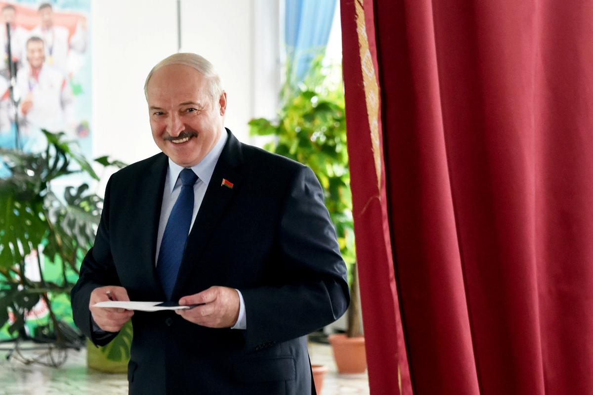 Багато жартів та горілки: у ЗМІ розкрили, як посланець Трампа знайшов підхід до Лукашенка