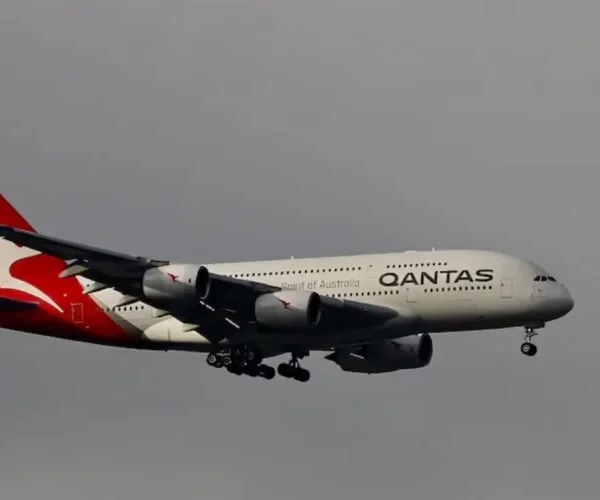 Пасажири Qantas вимагають компенсації за тривале ув’язнення в Південній Африці через несправний A380