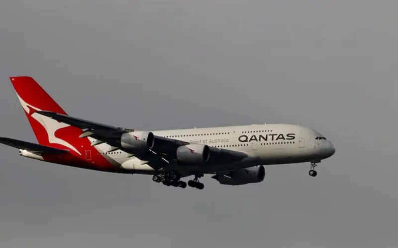 A previous photo of the QF64 Qantas plane approaching Sydney airport. (Supplied: Mick Horsnell)