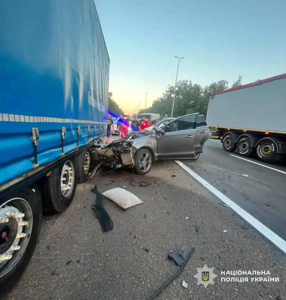 Водій авто вчинив ДТП з вантажівкою у Києві: загинули дружина та дитина
