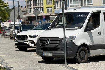 Евакуатор забирає авто на оновленій вулиці Залізничній у Львові