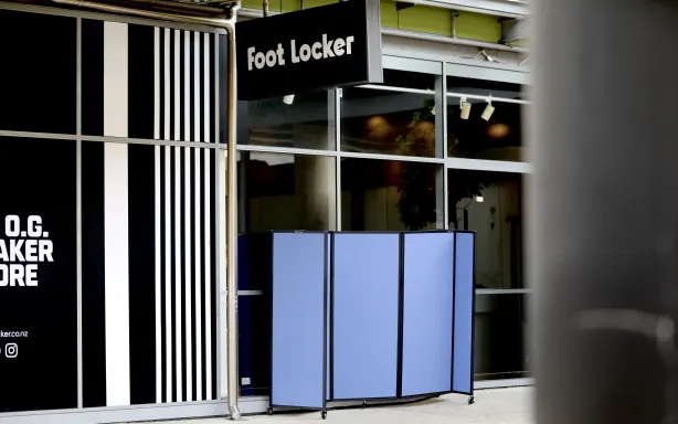 Екран встановлено перед магазином Footlocker у Sylvia Park через день після смертельного випадку зі стріляниною.