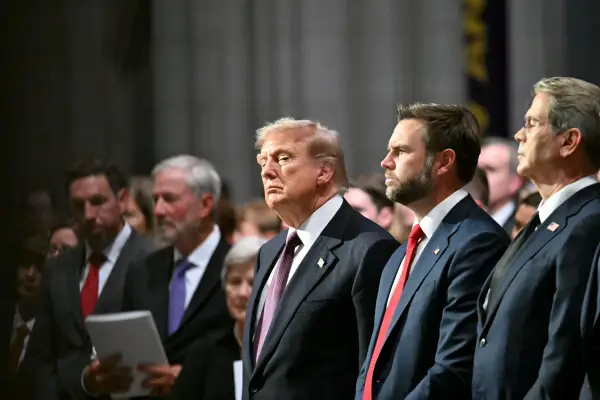 (Зліва направо) Президент США Дональд Трамп, віце-президент JD Vance та секретар казначейства Скотт Бессент відвідують похорон сенатора США Ліндсі Грема у Вашингтонському національному соборі у Вашингтоні, округ Колумбія, 28 липня 2026 року. Грем, республіканець від Південної Кароліни та ключовий союзник Трампа, який чотири рази обирався до Сенату, помер у віці 71 року 11 липня. (Фото: Alex WROBLEWSKI / AFP через Getty Images)