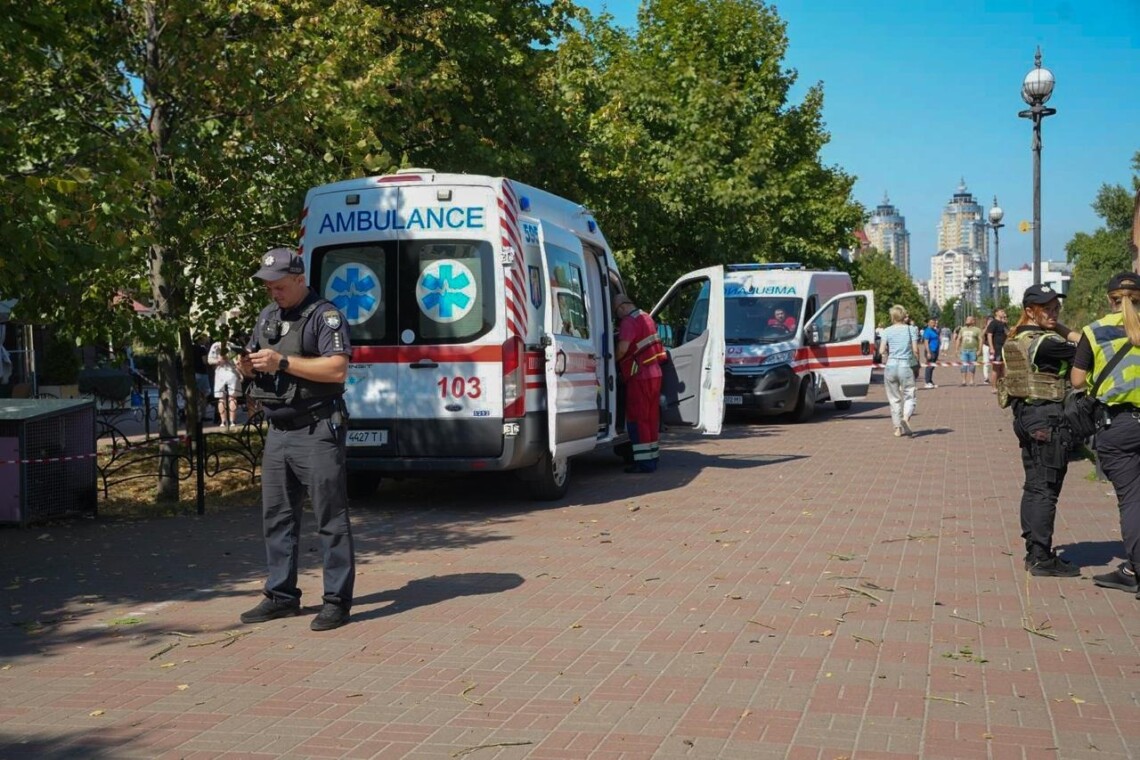 Кількість постраждалих у Києві внаслідок атаки російських безпілотників збільшилася до восьми людей, трьох із них госпіталізували.