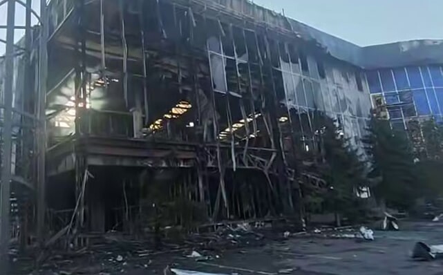 У ніч проти 22 серпня російські безпілотники атакували торговельний центр у Центральному районі Херсона.