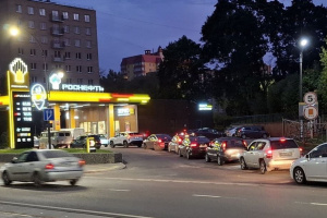 У Москві та регіоні утворилися довгі черги на АЗС