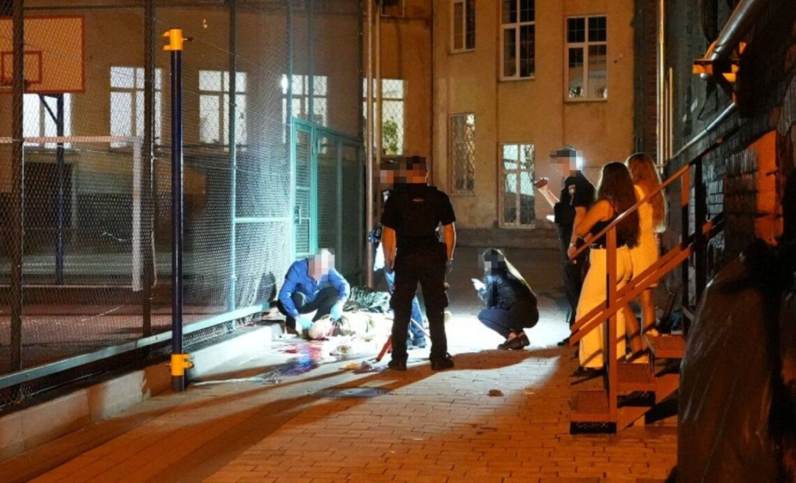 У Львові чоловік під час перевірки військово-облікових документів намагався втекти, після чого тричі вдарив ножем військовослужбовця РТЦК та СП і погрожував поліцейському. Нападнику оголосили підозру.