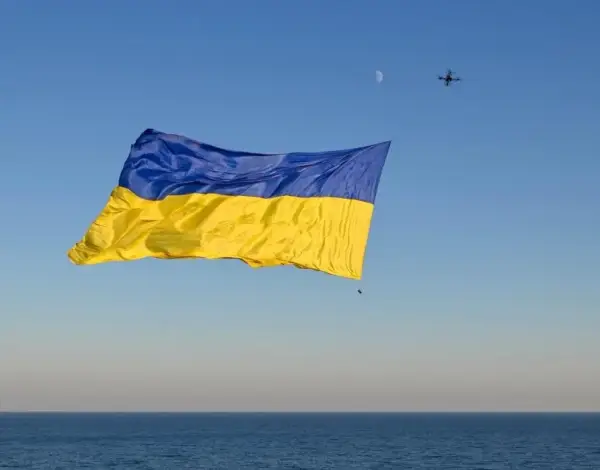 Дрон розгорнув над Чорним морем 12-метровий прапор України