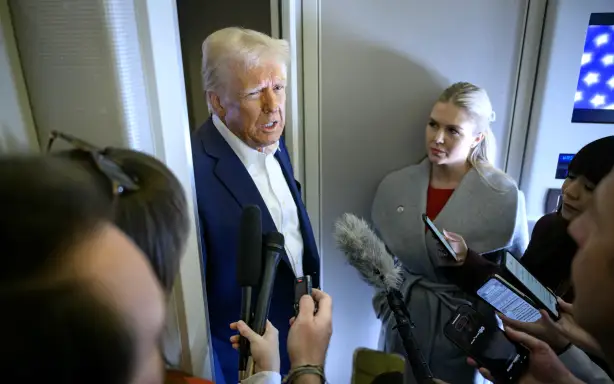 Президент США Дональд Трамп розмовляє з пресою на борту борту Air Force One разом із прессекретаркою Білого дому Каролін Лівітт (праворуч).