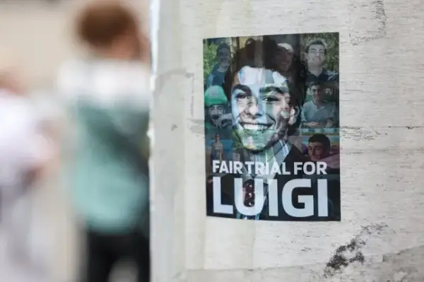 A sticker with images of Luigi Mangione is placed on a pole outside Manhattan Criminal Court, on the day of a hearing in the federal murder trial of Mangione, who is charged in the killing of UnitedHealthcare CEO Brian Thompson, in New York City, U.S., August 14, 2026. REUTERS/Jordan Tovin