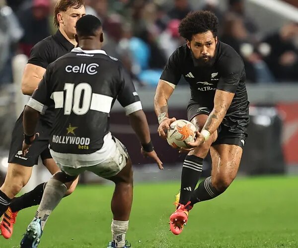 Регбісти All Blacks розгромили Sharks з рахунком 54:0, забивши вісім спроб