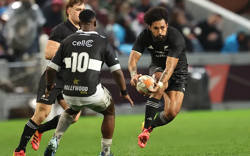 Fehi Fineanganofo runs with the ball for the All Blacks.