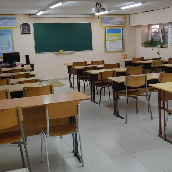 Київські школи запроваджують навчання в укриттях та другу зміну