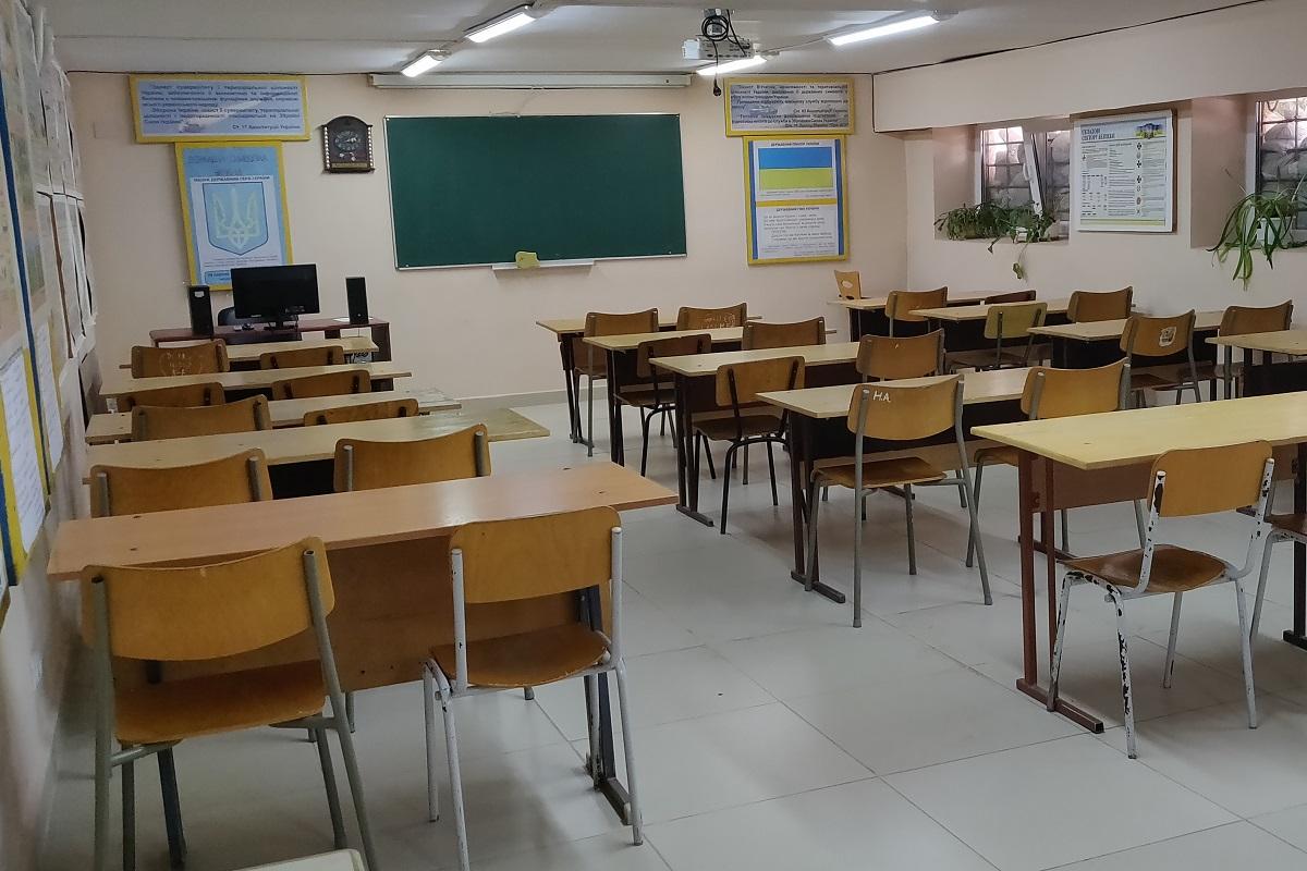 Уроки в укриттях та в другу зміну: до чого готуватись школярам Києва