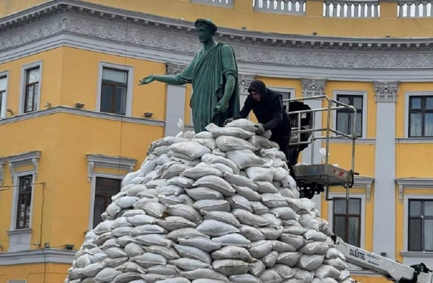 З одеської пам’ятки Дюку вперше зняли захисні мішки