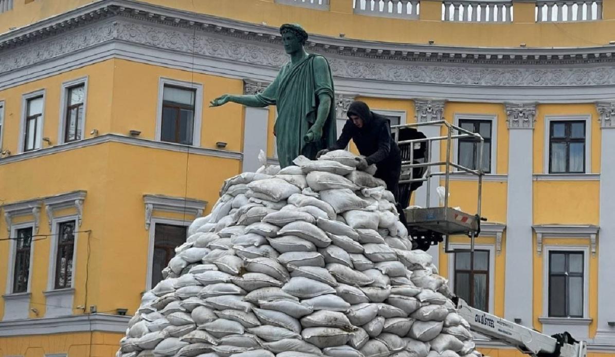 В Одесі вперше за час війни з пам’ятника Дюку прибрали мішки з піском: чому зняли захист
