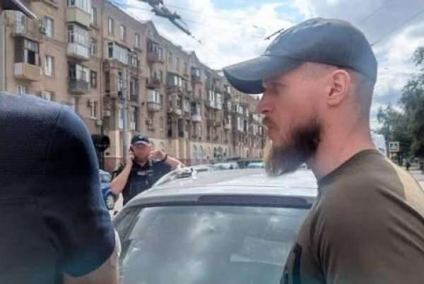 У авто колишнього командира 47-ї бригади знайшли наркотики і пакунки