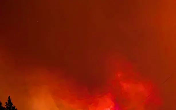 This handout photo taken on August 7, 2026, and released on August 8 by the BC Wildlife Service shows the Bald Range wildfire near Summerland in Canada's western British Columbia province. Canadian officials declared a state of emergency August 8 after a fast-moving wildfire in the western province of British Columbia forced the overnight evacuation of more than 20,000 people, including some who were airlifted to safety. (Photo by Handout / BC Wildfire Service / AFP) / -----EDITORS NOTE --- RESTRICTED TO EDITORIAL USE - MANDATORY CREDIT "AFP PHOTO / BC Wildfire Service" - NO MARKETING - NO ADVERTISING CAMPAIGNS - DISTRIBUTED AS A SERVICE TO CLIENTS