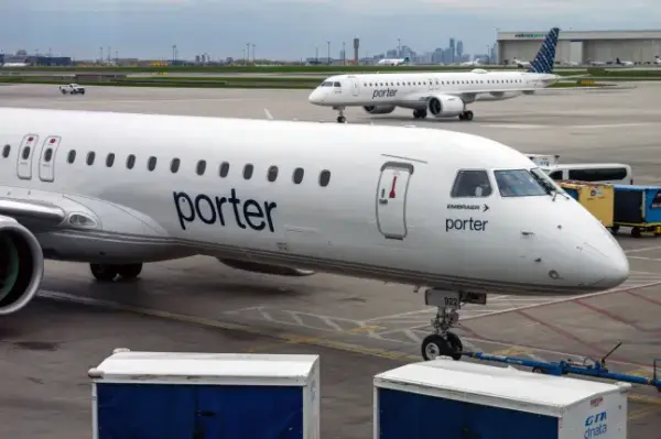 Літаки Porter Airlines в Міжнародному аеропорту Торонто Пірсон у Міссіссазі, Онтаріо, Канада, 5 травня 2026 року. Середні тарифи на внутрішні рейси в Канаді зросли майже на 20%, тоді як авіаперевізники скоротили послуги на літо приблизно на 3,6%. Фото: James MacDonald/Bloomberg через Getty Images