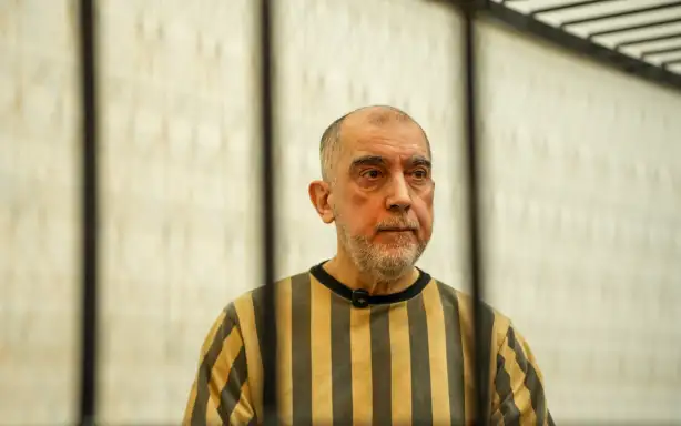 Атіф Наджиб, двоюрідний брат колишнього лідера Башара Асада, постає перед судом у Дамаску, Сирія, 10 травня 2026 року, під час другого засідання його суду за звинуваченнями, пов'язаними з діями в Дераа у 2011 році. Засідання проходить за присутності офіційних осіб ООН та міжнародних спостерігачів. Наджиба звинувачують у причетності до дій під час придушення протестів на ранніх етапах сирійського конфлікту. (Фото: Рамі Алсейєд / NurPhoto через AFP)